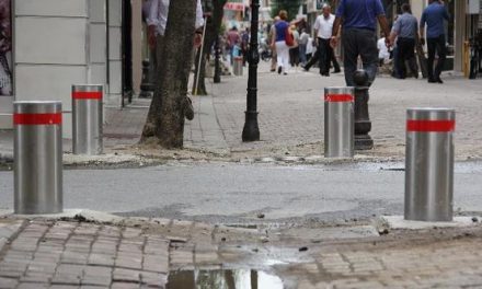 Sokaktaki yeraltı dubaları çarşı trafiğini engelliyor
