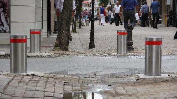 Sokaktaki yeraltı dubaları çarşı trafiğini engelliyor