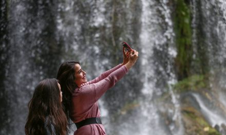 Düden Şelalesi kışın da turistlerin gözdesi