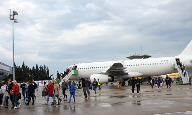 Litvanya’dan gelen ilk uçak ‘su takı’ ile karşılandı