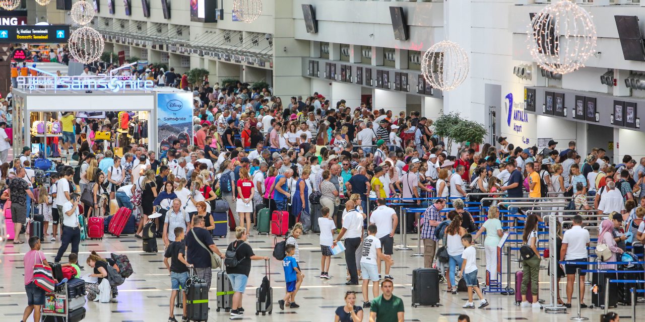 Antalya’ya gökten turist yağıyor