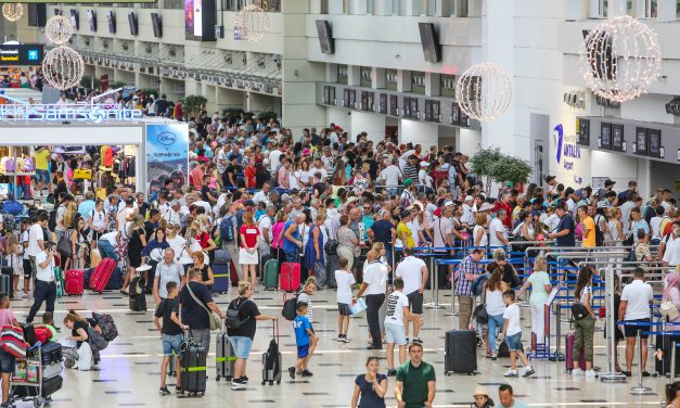 Antalya’ya gökten turist yağıyor