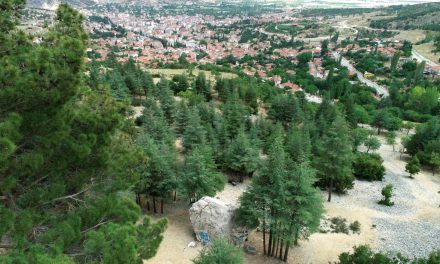 Elmalı’nın ‘Zincirli Kaya’sı ilgi çekiyor