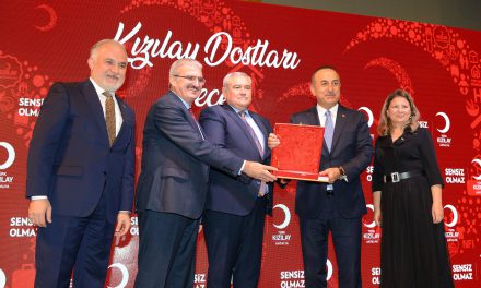 Bakan Çavuşoğlu’dan ATSO’ya Kızılay Plaketi