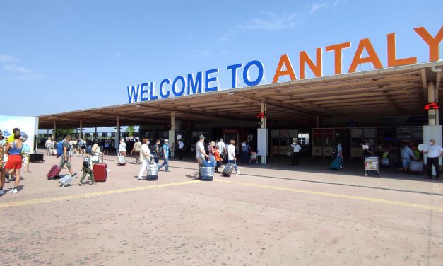 Rusya’dan Antalya’ya ilk uçakla 519 yolcu geldi