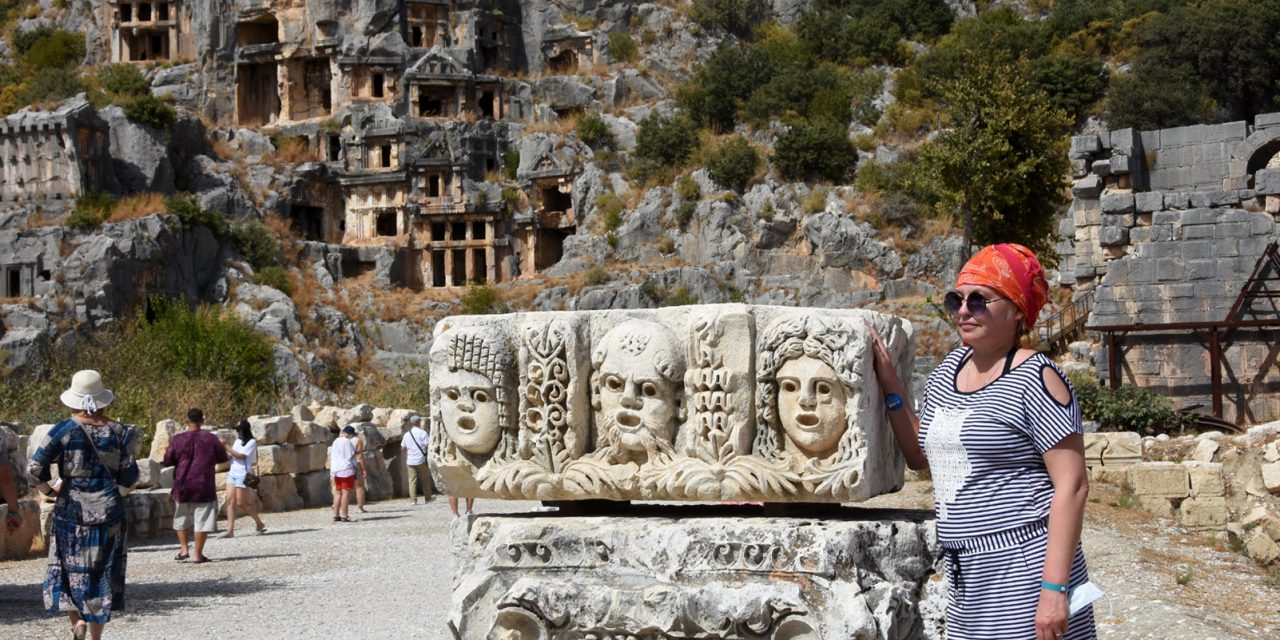 Myra Antik Kenti’ndeki tiyatro maskları fotoğraf stüdyosu gibi