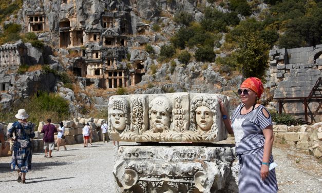 Myra Antik Kenti’ndeki tiyatro maskları fotoğraf stüdyosu gibi