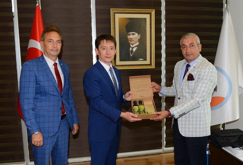 Tataristan Türkiye Temsilcisi Gataullin ATSO’yu Ziyaret Etti