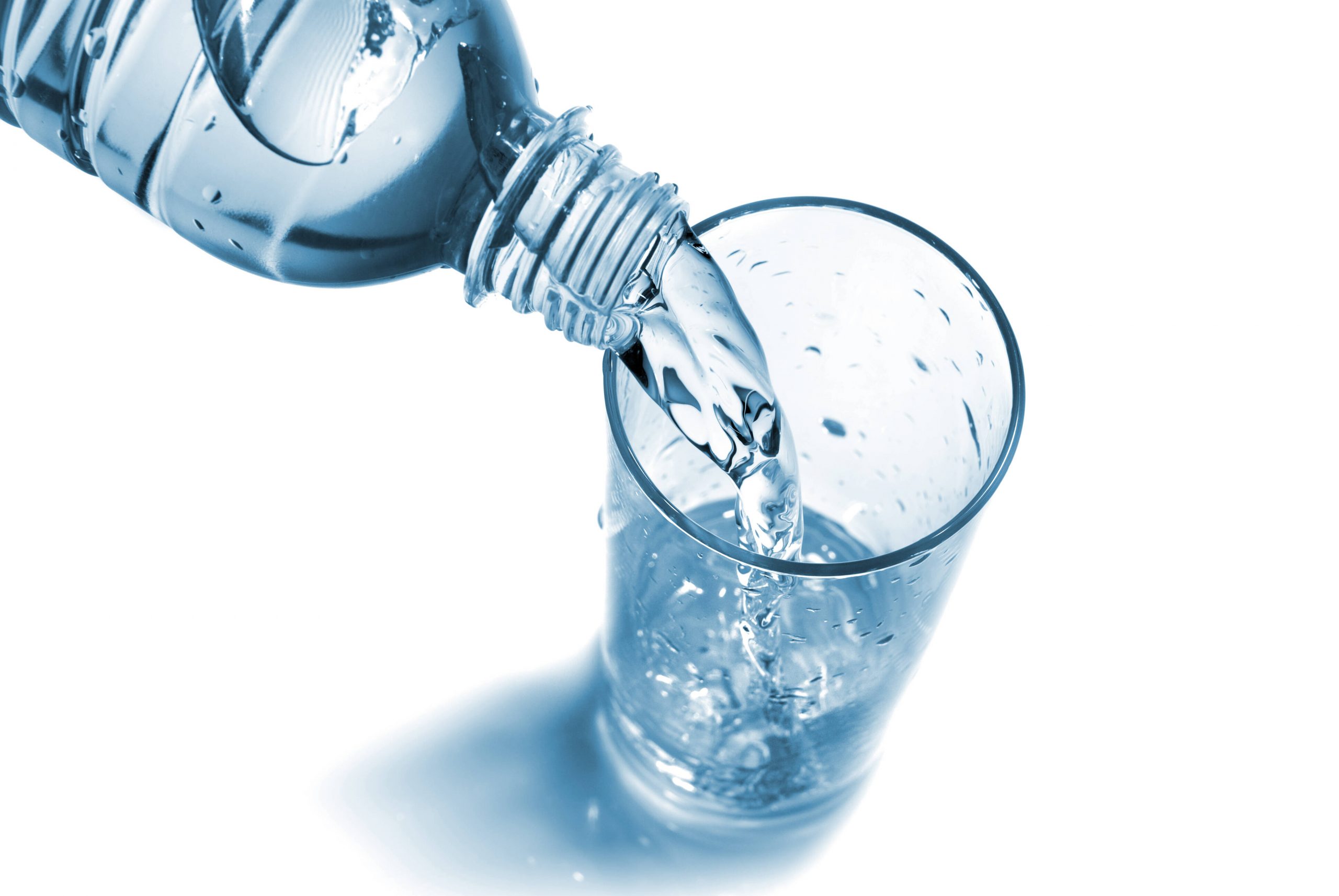 Свежая питьевая вода. Бутылка воды и стакан. Питьевая вода. Питьевая вода на белом фоне. Вода из бутылки.