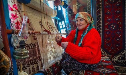 Son Döşemealtı halı dokumacı Ayşe Taç, mesleği gençlere öğretmek istiyor