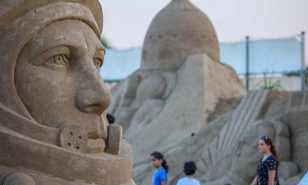 Turistler, teleskopla uzayı keşfediyor