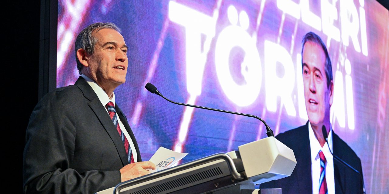 <strong>ANTALYA’DA 144 YILLIK ÇINARIN GÖLGESİNDE VEFA: ATSO’DAN ALİ BAHAR ANISINA ÖDÜL TÖRENİ</strong>