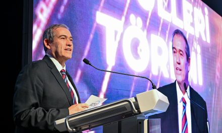 <strong>ANTALYA’DA 144 YILLIK ÇINARIN GÖLGESİNDE VEFA: ATSO’DAN ALİ BAHAR ANISINA ÖDÜL TÖRENİ</strong>
